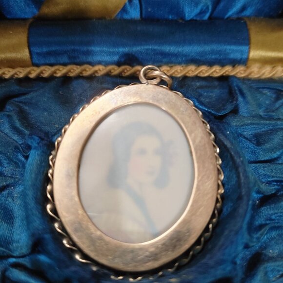 Antique Victorian Pendant 10K Yellow Gold 15 g Hand Painted Miniature Portrait - Picture 9 of 16